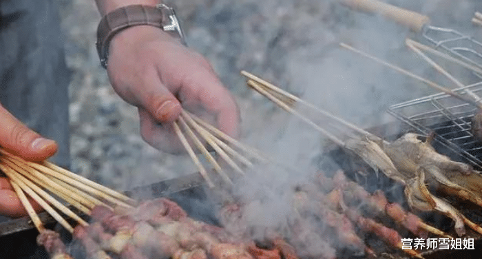 胃癌■胃不好的人，会出现“一臭二多”，3种食物很伤胃，劝你尽量少吃
