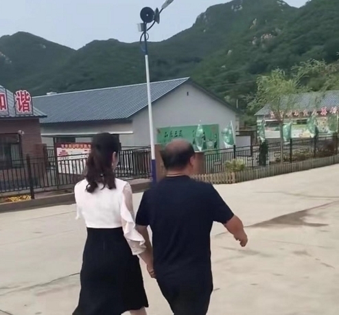 『奔跑吧兄弟』有种“膨胀”叫谢广坤，与儿媳王小蒙牵手，两人满面笑容像“新婚夫妻”