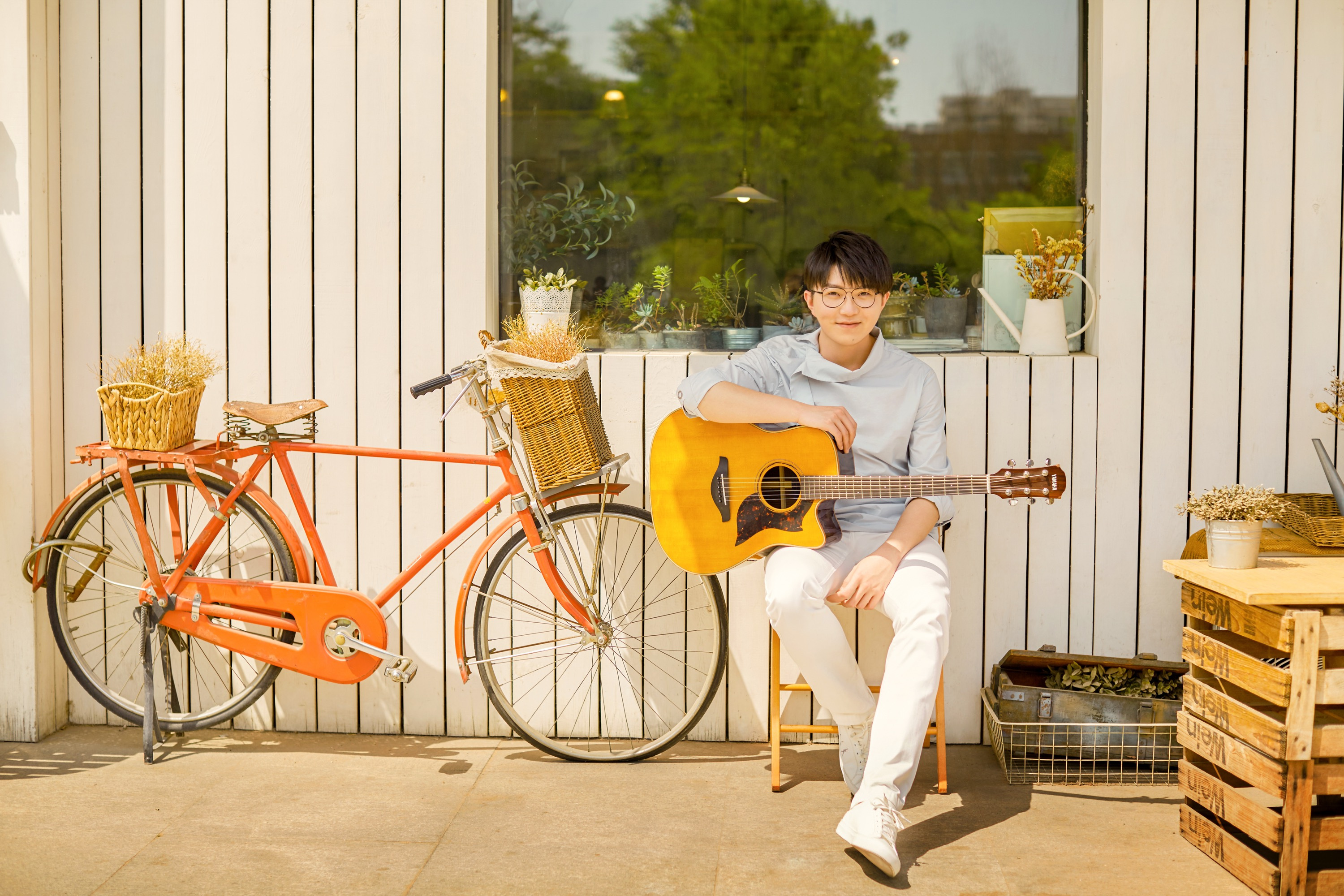 『毛不易』毛不易仍保持标准丁字步护士站姿，网友：敬业的人实在太可怕！