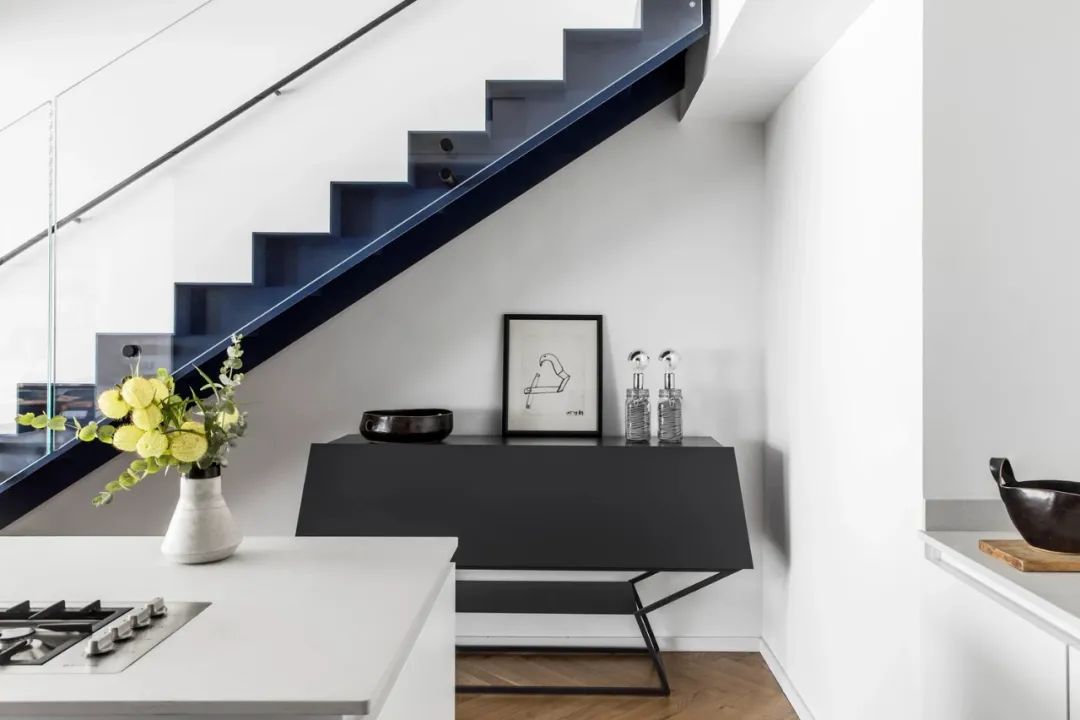 「」经典黑白+时尚跳色，时尚家居空间，看设计师如何玩出高级感！