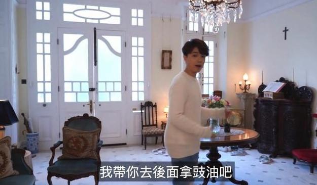 「」参观张敬轩在香港的豪宅，生活完全西式化，一件中式家具都没有