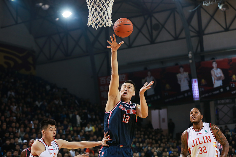 广东男篮▲宏远夺冠阵容最后一人归队，虽助力易建联，却更该退位让贤