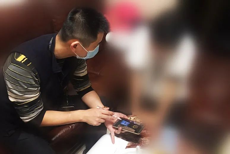 「民警」当事人正登陆骗子提供的“钓鱼”网站！警察：来不及了，破门！