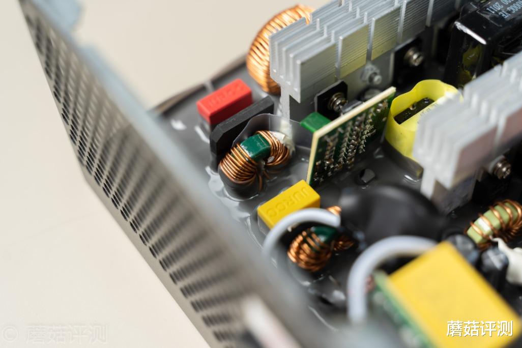 百度|运行稳定，功率主流、超频三七防芯GI-ST600电源 拆解评测
