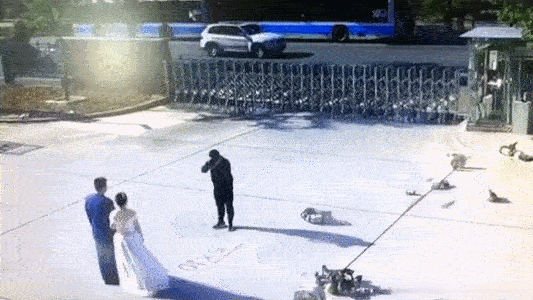「咸宁」拍婚纱照时，新郎突然撒开新娘的手转身就跑！网友：值得嫁！