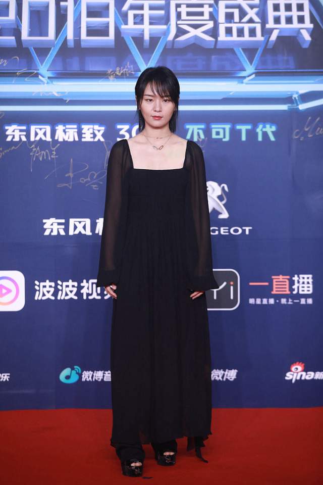 周笔畅|周笔畅的裙装造型太妖娆了，露着后背真抢镜，栓根绳子真有个性