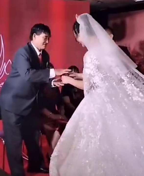 朱之文|大衣哥朱之文的儿子结婚，新娘看到网友们跟拍，态度看出修养