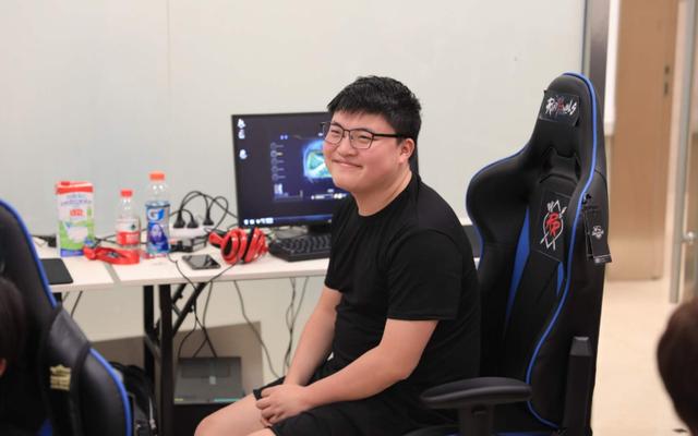 #RNG#UZI前助理怒怼RNG，UZI想继续打比赛，但是合同逼的他只能退役