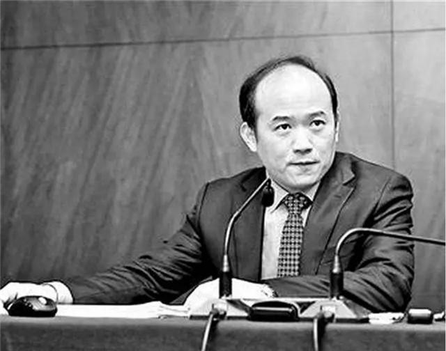 兰世立|前湖北首富落幕:住18万一晚的酒店,39岁身家20亿,终逃往海外