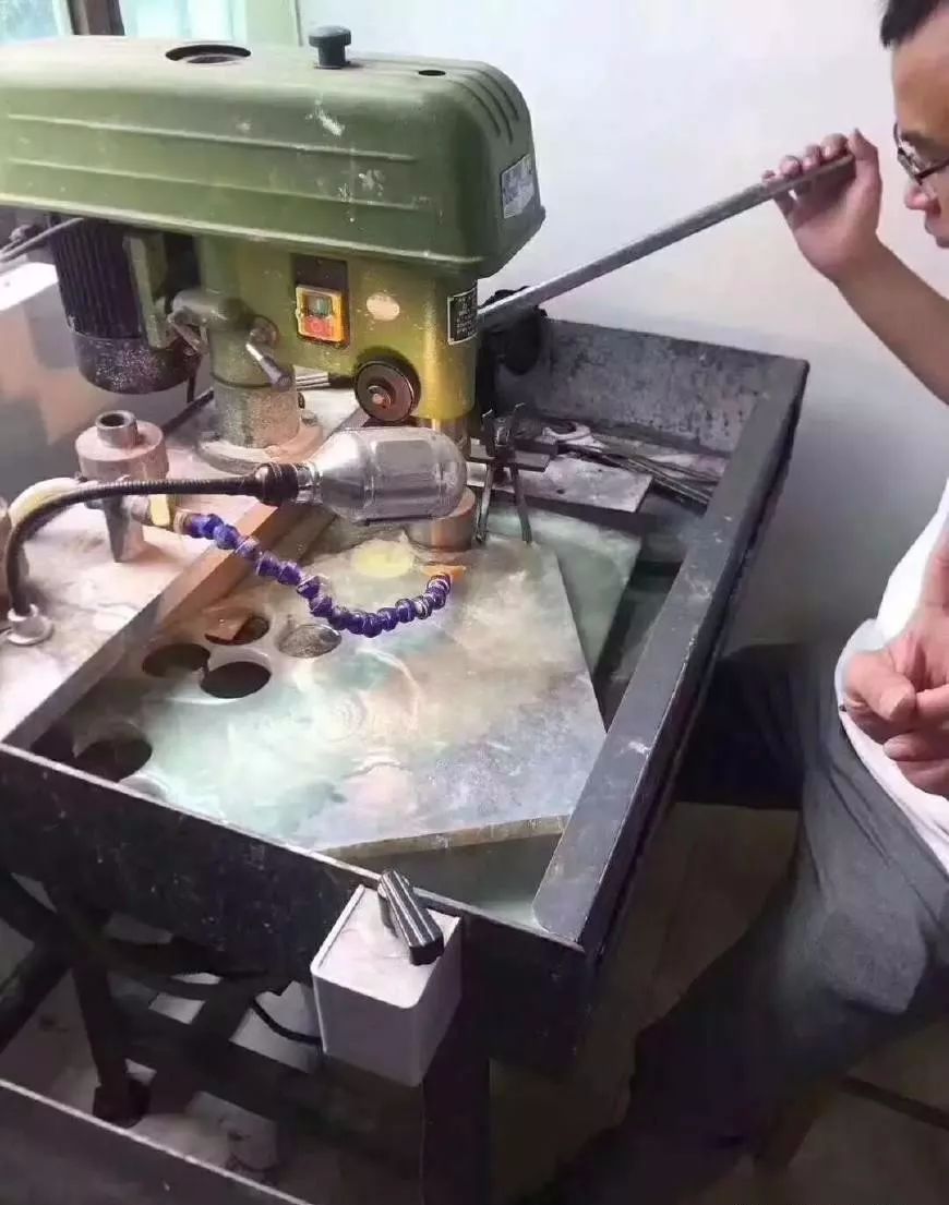 『翡翠』堆放在角落的翡翠原石，夫妻二话不说盘下，切开整晚烟花不断放