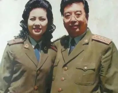李双江|81岁李双江夫妇近照，相差27岁看不出年龄差，曾为儿子操碎心