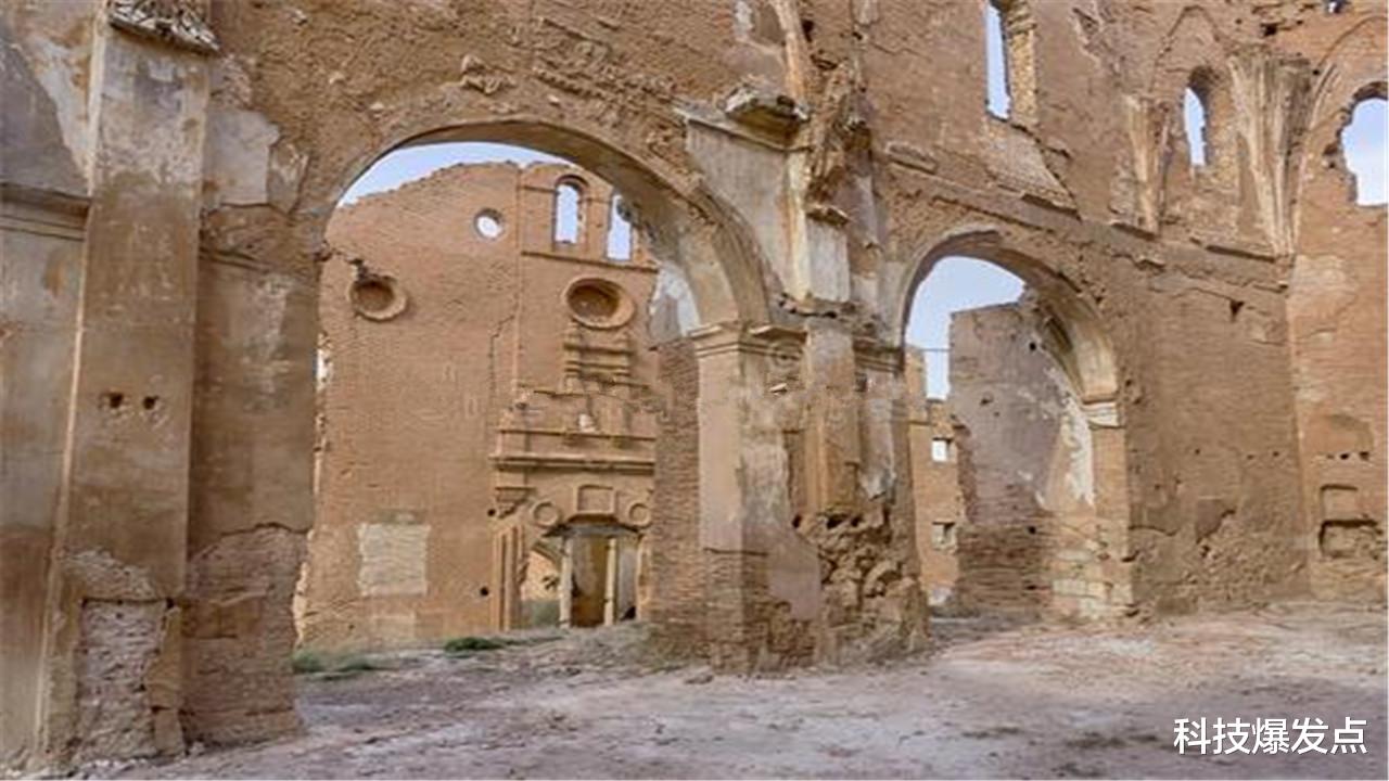 |在美国战争遗址中，男子拍到“幽灵”过马路，与人类体型相似！