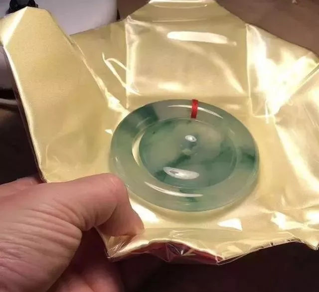 【橄榄核】没人看好的翡翠原石，切出高冰飘花，小哥哥都笑呆了