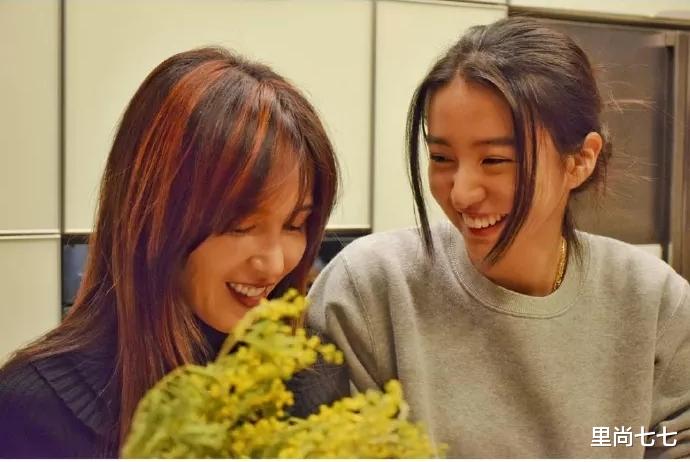 『木村光希』木村光希晒母女合照,50岁妈妈素颜皮肤不输女儿,母女同框似姐妹