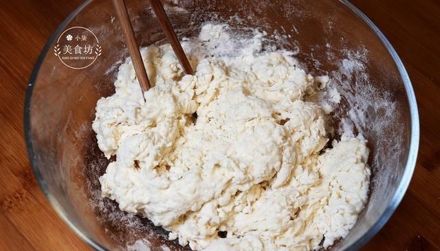 #面粉#20年小吃大妈做饼有一手，原来秘诀在面粉里，难怪生意这么好