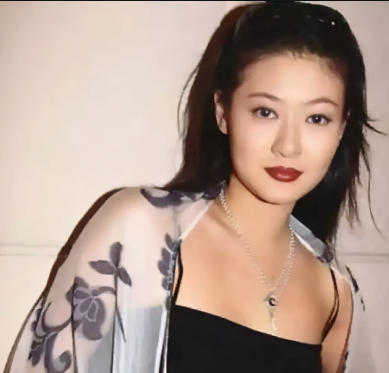 汤唯|18年前，陈宝莲跳楼后留下的男婴，如今已成“干爹”黄任中的模样