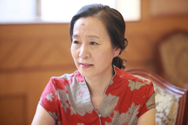 奚美娟|1994年奚美娟产子惨遭周野芒抛弃，20年后同台飙戏，网友：心真大