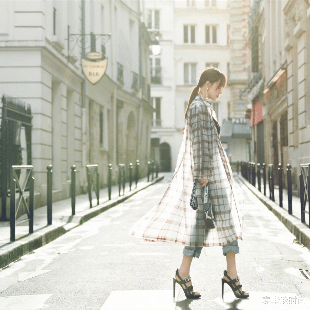 【风衣】陈乔恩41岁还这么拼，穿高跟鞋脚背都垂直了，配风衣马尾好利落