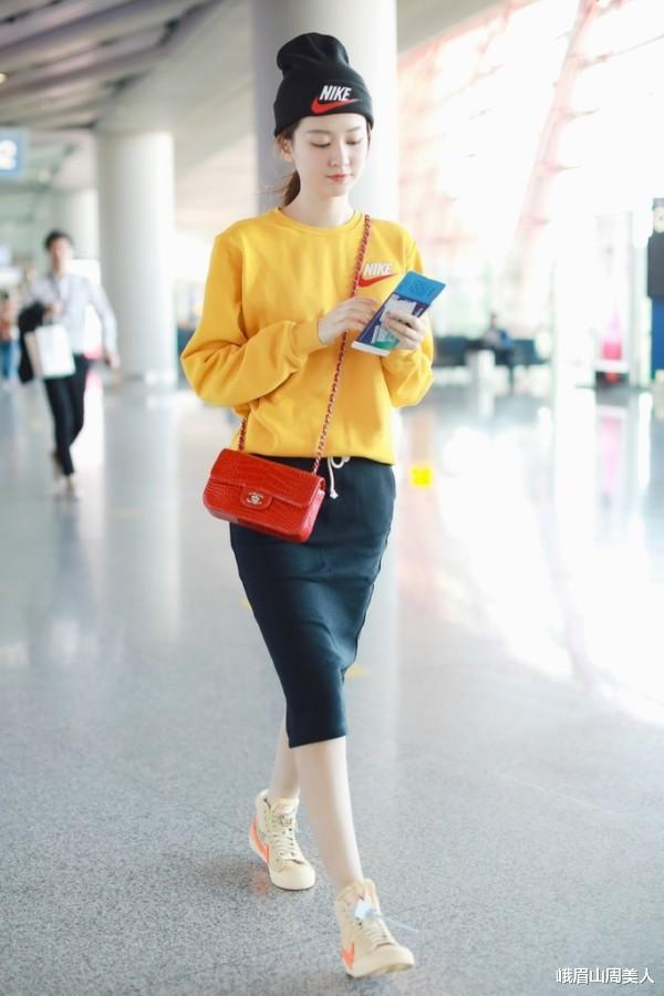 乔欣@乔欣新造型又翻车，画烟熏妆配狗啃短发亮相，至少显老10岁