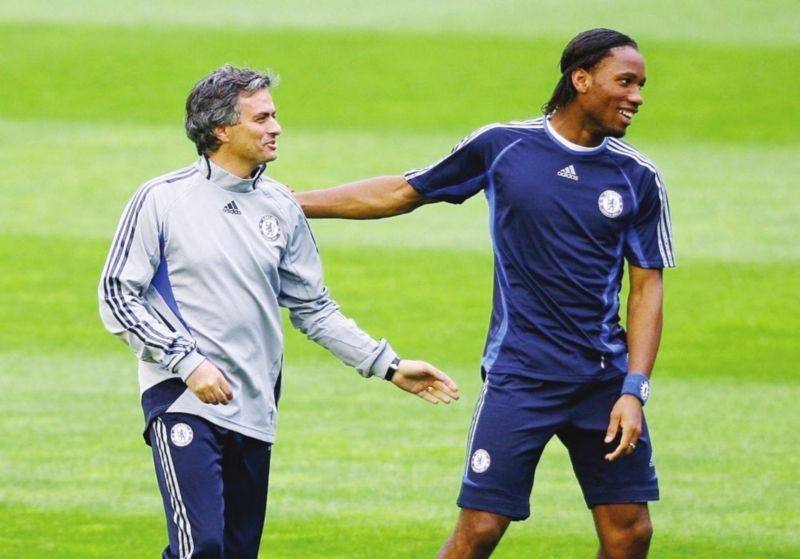 穆里尼奥|穆里尼奥上任热刺主帅后,邀请过德罗巴,换成曼联高层就不会答应