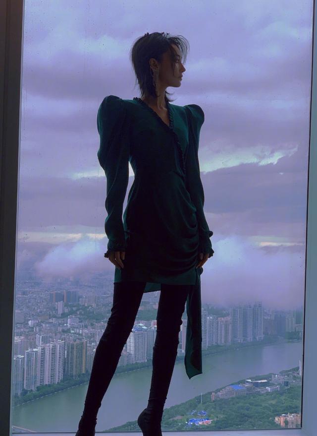張馨予曬美照，站在落地窗前以雲海當背景，英姿颯爽女超人既視感-圖3
