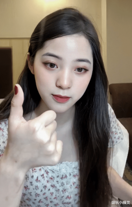 「穿帮镜头」欧阳娜娜直播，脸色通红不算啥，看清脖子上的\印\，这是干啥了？