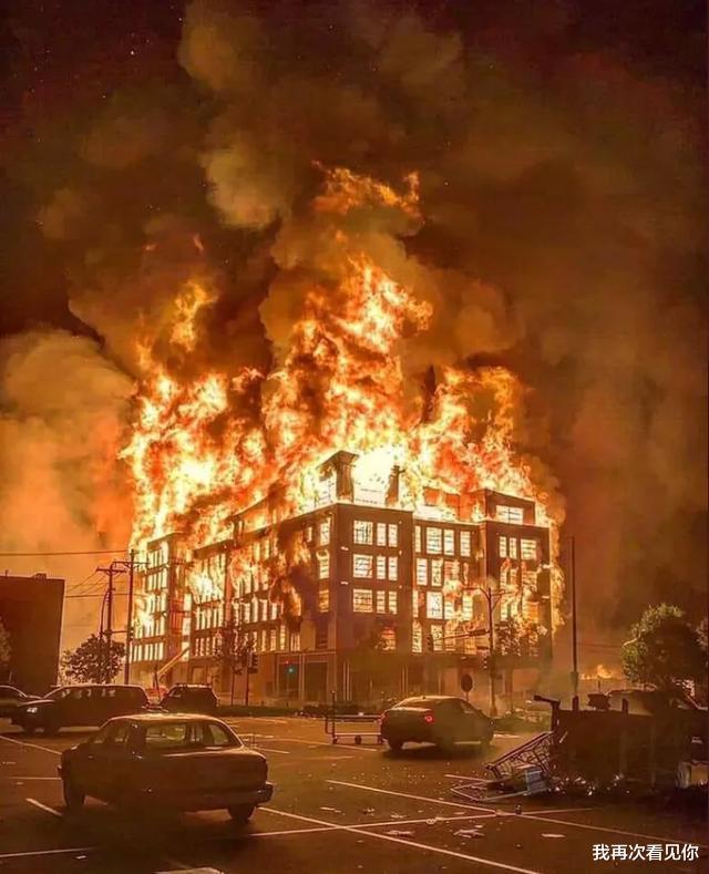 『美国』美国突发大规模暴动！万人洗劫全城 纵火烧楼 市民当街惨死