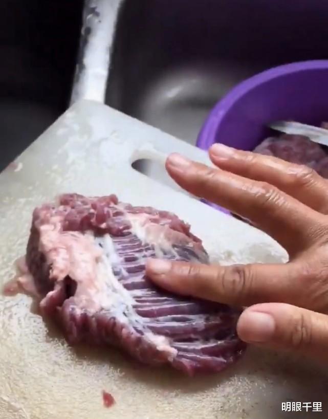 馬來西亞一男子拍到生牛肉在案板上瘋狂抖動，其母嚇到不敢做飯-圖2