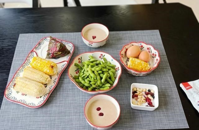 【车厘子】老两口的极简早餐走红，穿旗袍也能轻松搞定，网友：日子过成诗