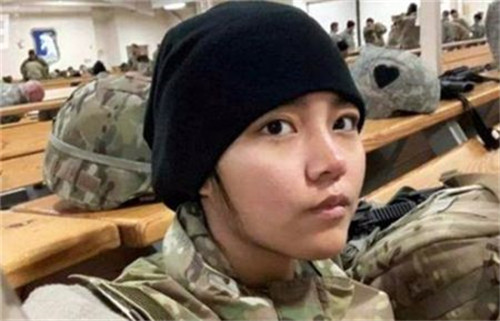 深圳女孩為加入美國籍，煽動國人赴美參軍，2年後下場真解氣-圖2