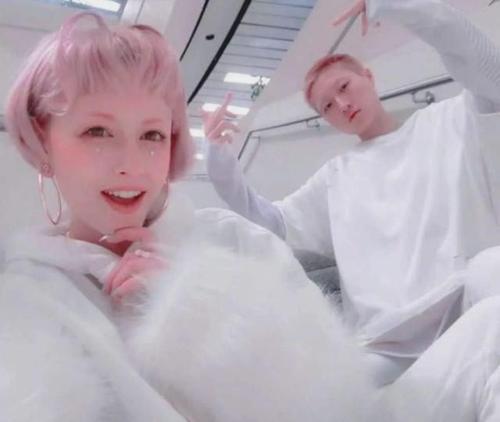 【成龙】成龙也不管管女儿！与同性妻子街头抽烟惹人疼，长相越来越抱歉了