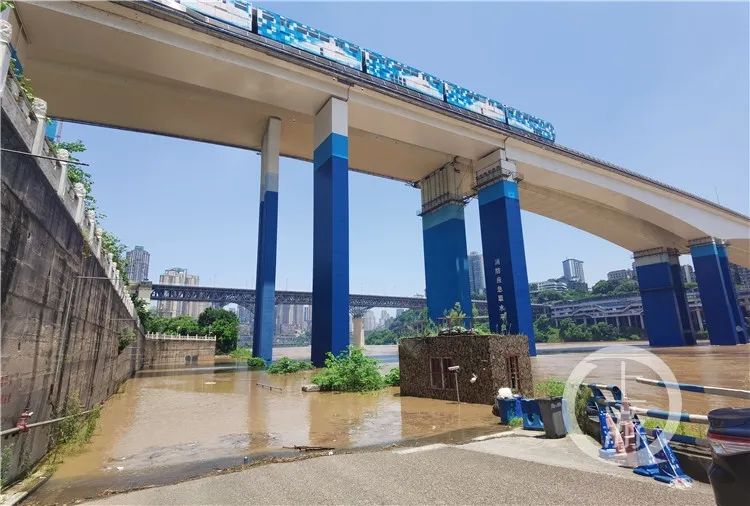 重庆晚报|直击洪峰过境，重庆朝天门码头被淹没