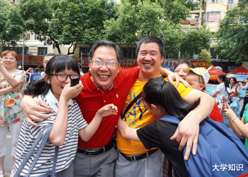 『』高考前父母这样陪考，能影响考生成绩，真是涨见识！