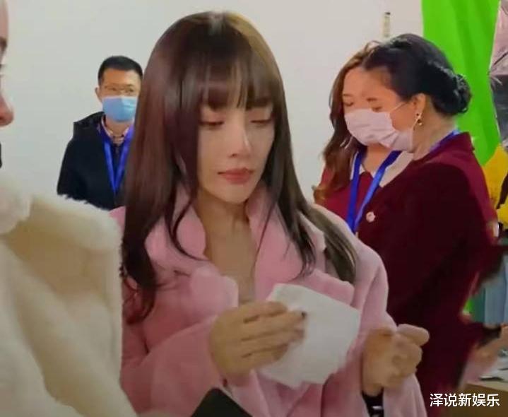 #李小璐#李小璐直播销售额近5000万，在后台却泪流不止，得知真因让人心疼