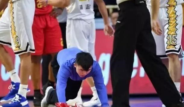 :从被嘲笑到年薪20万!CBA擦地哥成功逆袭,曾被家人认为没出息