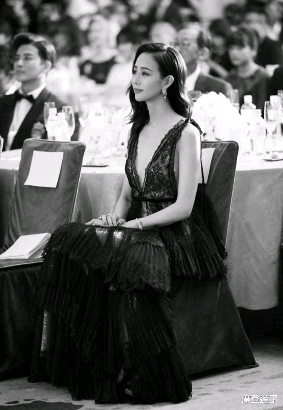 连衣裙@张钧甯高调亮相！身穿一袭前后都是深V设计黑色连衣裙，这气质绝了