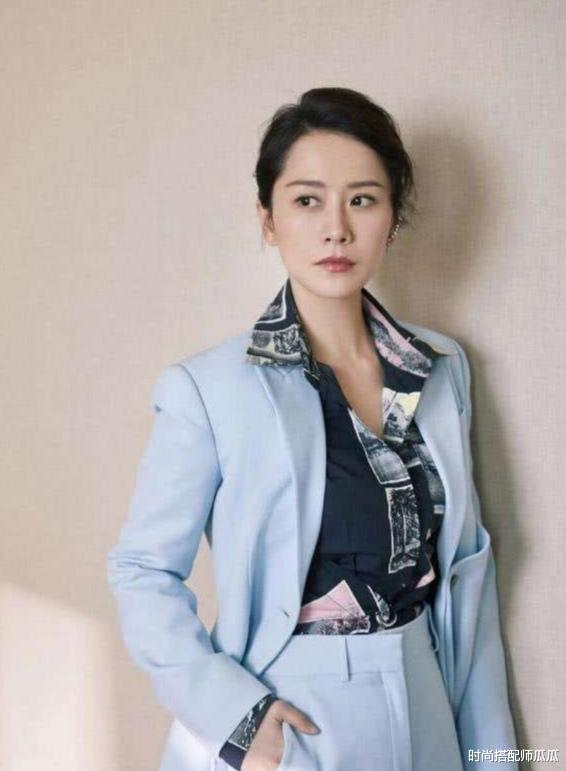 发型|到了45岁的家庭妇女，有白发的剪这5种发型，减龄还显气质
