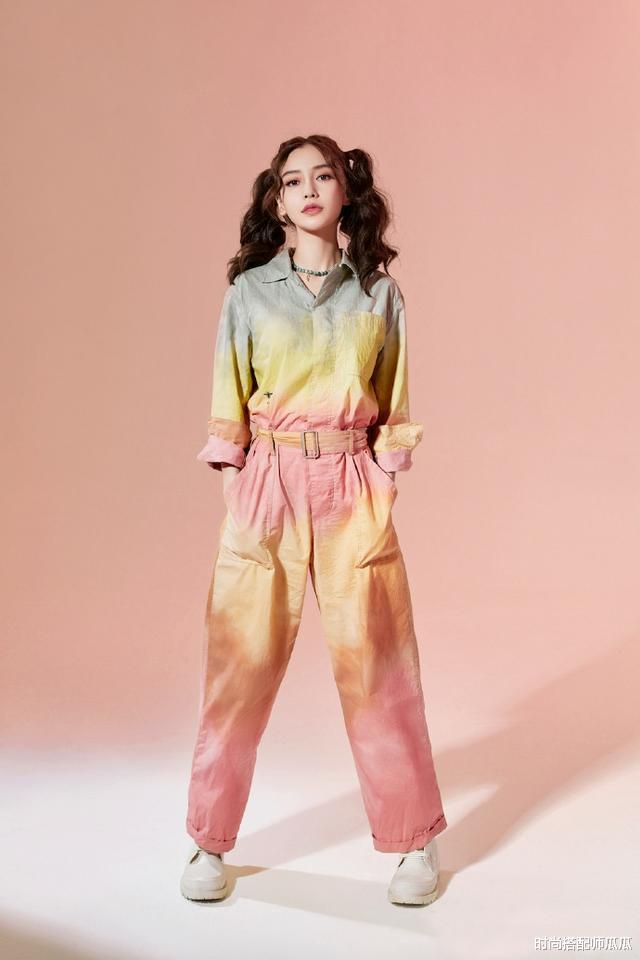 【穿衣搭配】baby新发型太减龄，穿背心裙配俏皮麻花辫，31岁美回23岁少女样