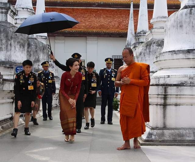 诗妮娜|诗妮娜开始“黑化”了？涂大红唇像甄嬛后期，“血盆大口”太霸气