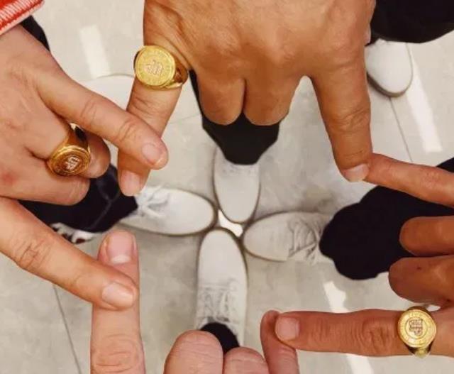 王一博|天天向上晒王一博暖男举动！啊不愧是大写的蝴蝶结达人王一博！