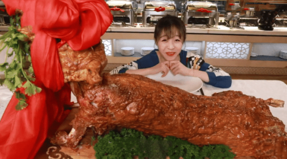 「烤全羊」大胃王吃60斤“烤全羊”，摄像头转90度穿帮，网友：我也能吃完