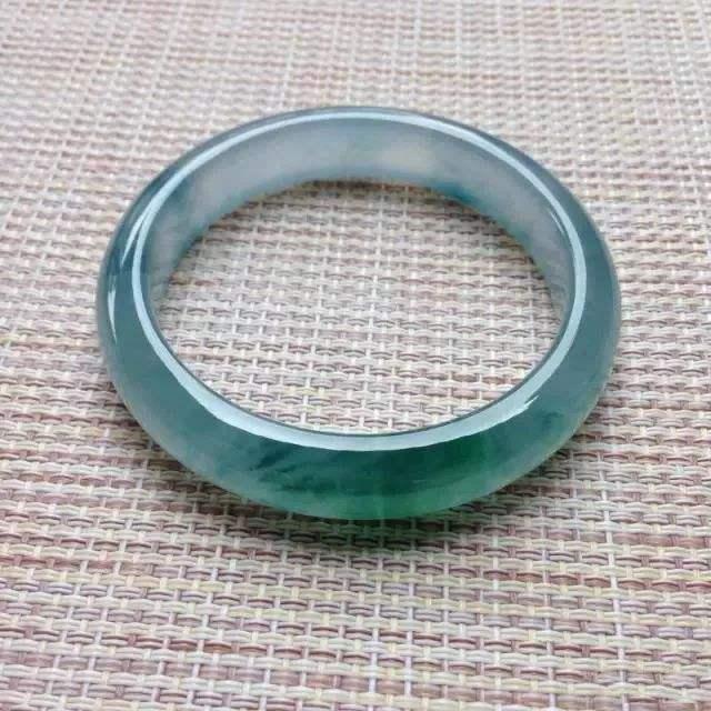 「翡翠」大叔看中的翡翠原石，谁劝都不行，一刀切开后全场安静了