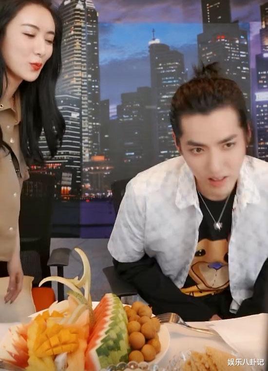 吴亦凡：吴亦凡现身薇娅直播间变吃播，这碗真够大，论身高谁与他比谁尴尬
