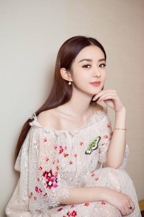 『赵丽颖』以赵丽颖的替身出道，在赵丽颖怀孕期间疯狂接戏，如今快要媲美赵丽颖了