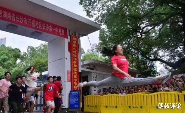 女孩|还记得第一个出考场的女孩吗,开心到跳\一字马\,分数出来啦