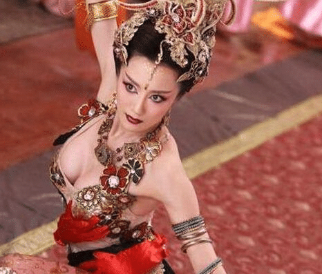 整容▲她曾是“古装第一美人”，却被著名女星的狗咬伤毁容，整容5次还翻不了身！