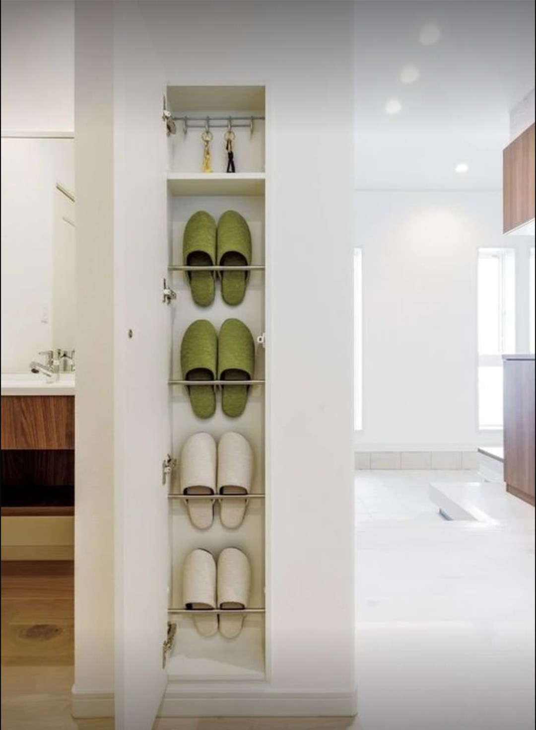 |越来越多人选择走廊式玄关鞋柜,护墙板里装鞋架真牛,简直太聪明