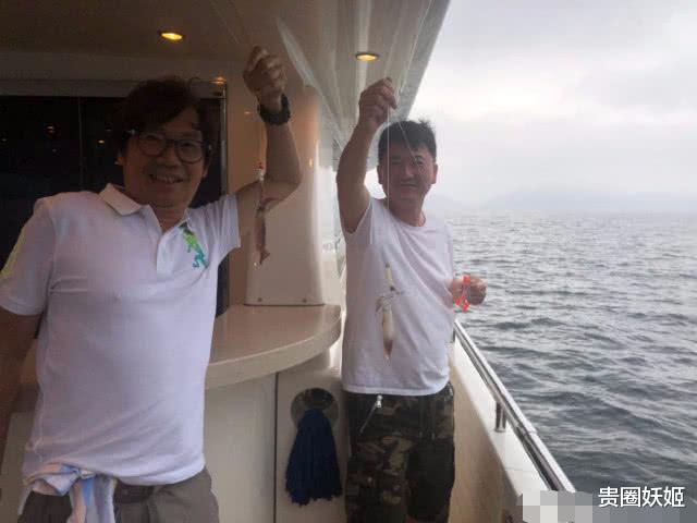 「谭咏麟」谭咏麟和朋友们出海钓鱼做晚餐，53岁李克勤也在，昔日男神老了
