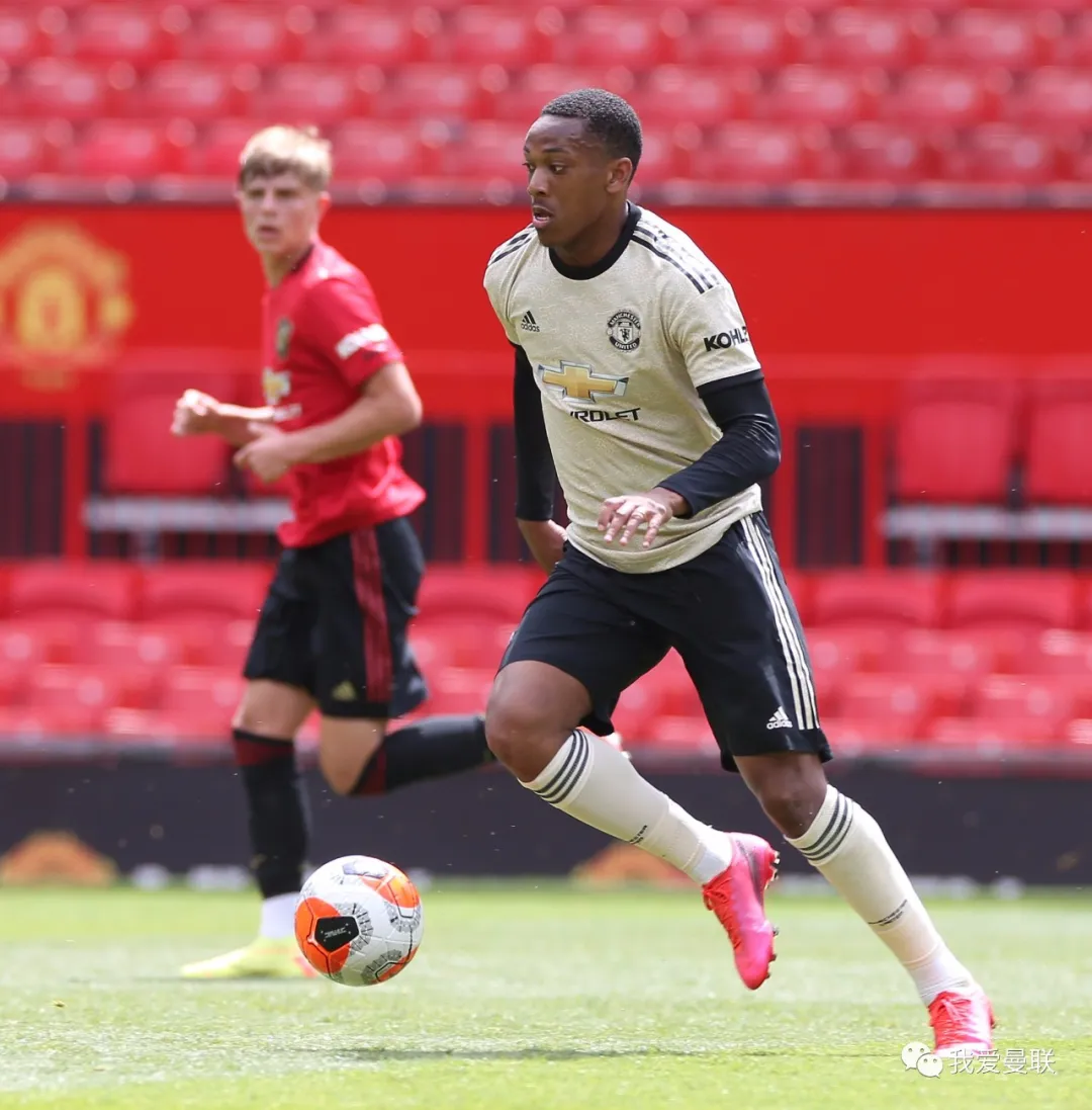『曼联』曼联队内热身赛4-4！B费2传2射博格巴2传1射，红魔新7号亮相