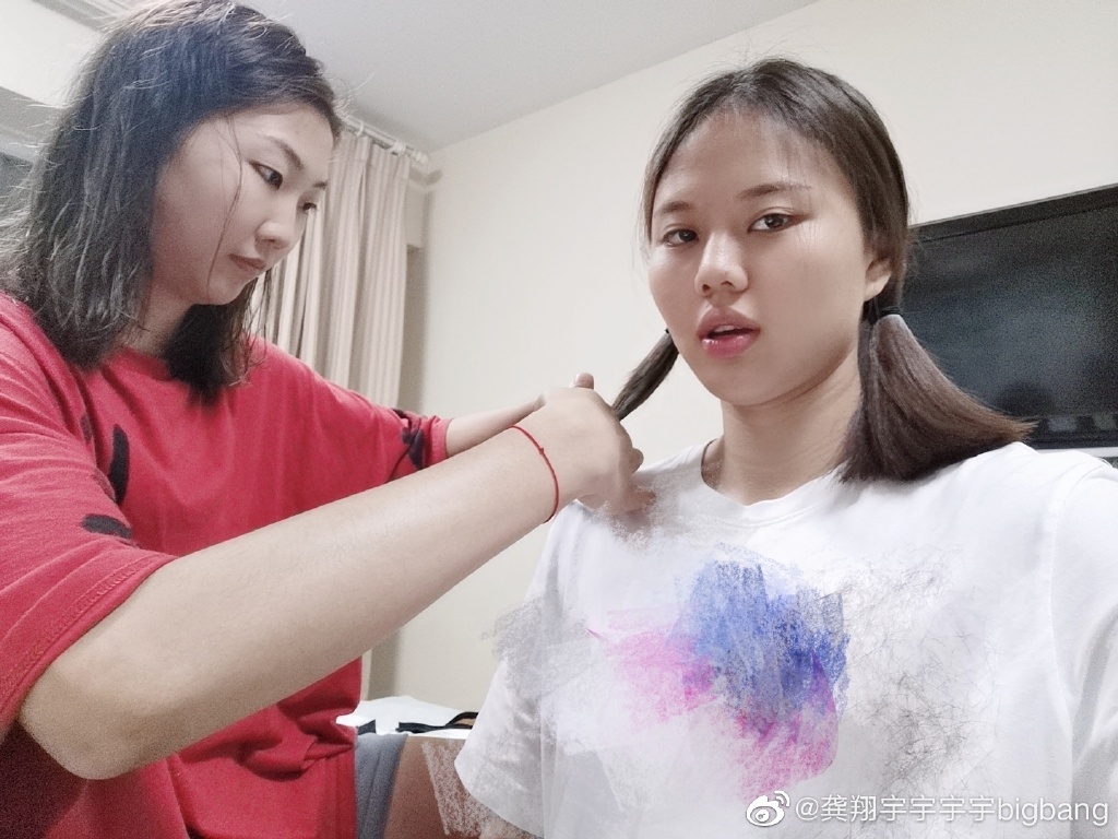 龚翔宇■龚翔宇双马尾造型曝光!被队友看出不高兴,袁心玥直呼再也不接单